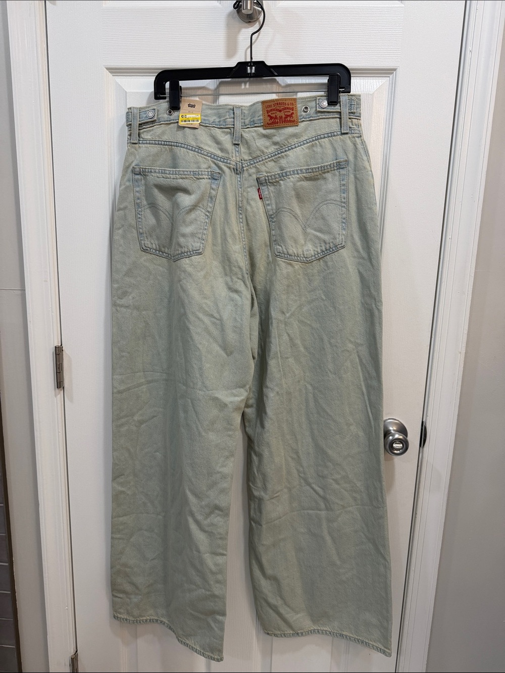NWT Levi's Women Cinch Baggy High Rise Loose thru Hips & Thighs Wide Leg - Picture 2 of 7